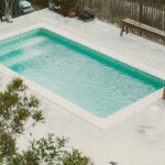 Piscine verte ? Adoptez ces astuces de grand-mère pour un bassin cristallin sans vous ruiner !