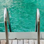 Guide complet : Traiter une piscine verte avec du chlore choc