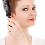 Chute cheveux femme : causes, signes et solutions à adopter rapidement